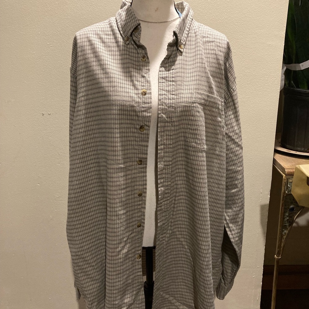 Light Gray Lightweight Shirt with Collared Neckline and Long Length
